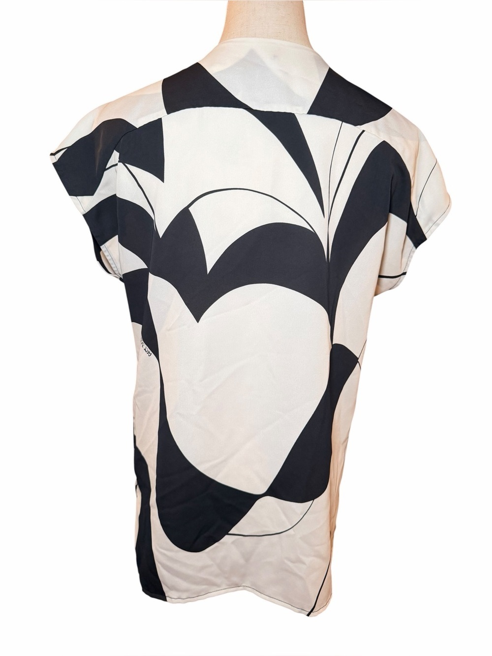 Marella Doga Abstract Satin Blouse Sz 4 Black White V-Neck Minimal EUC - Picture 5 of 11